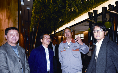 常务副会长曹荣昌(左二)考察“吴月雅境”装饰工程